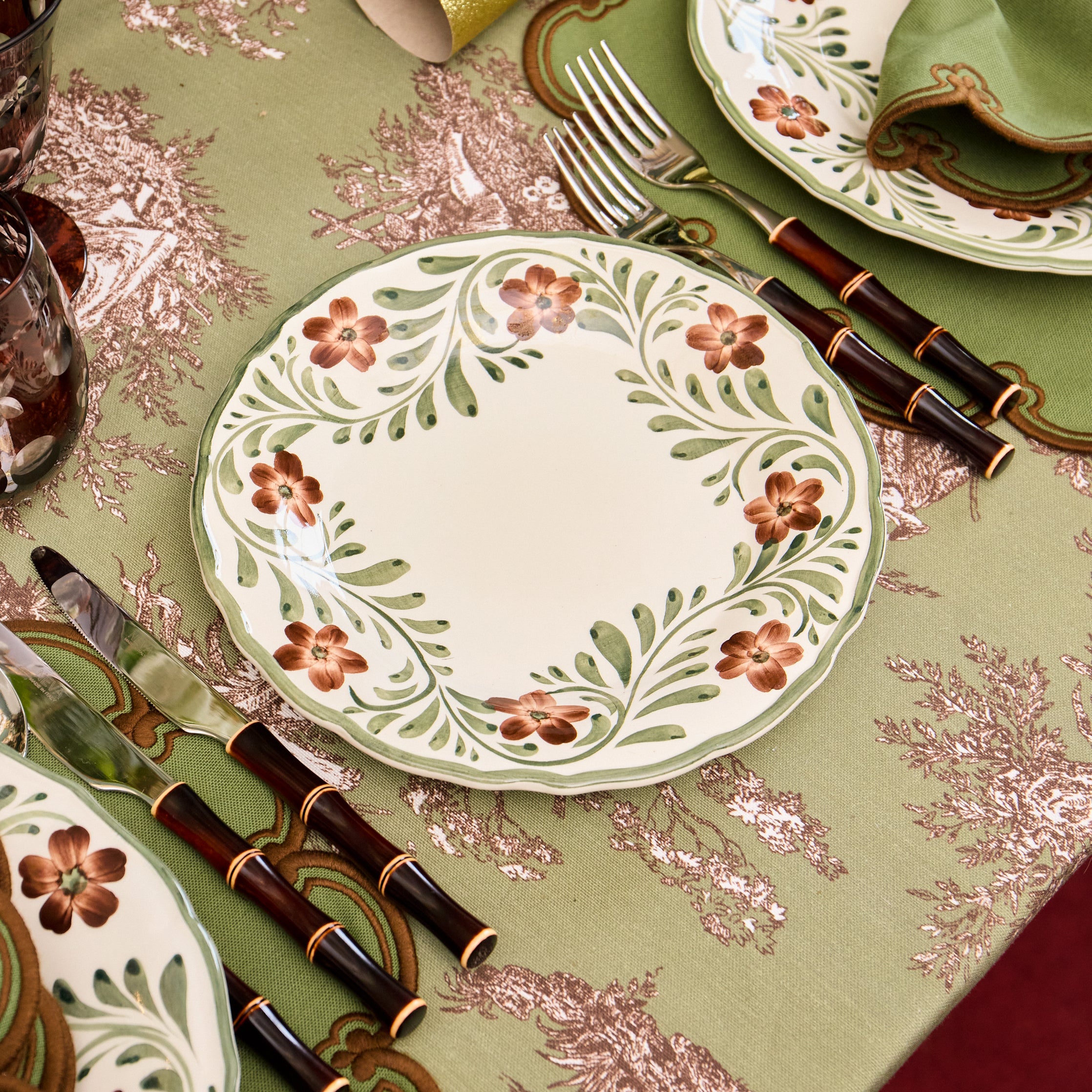 Green Alpine Floral Garland Starter Plate