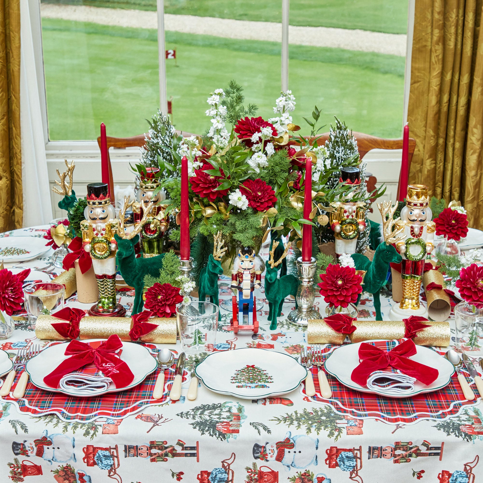 Share a drink with friends and family using these lovely Christmas-themed glasses and jug.