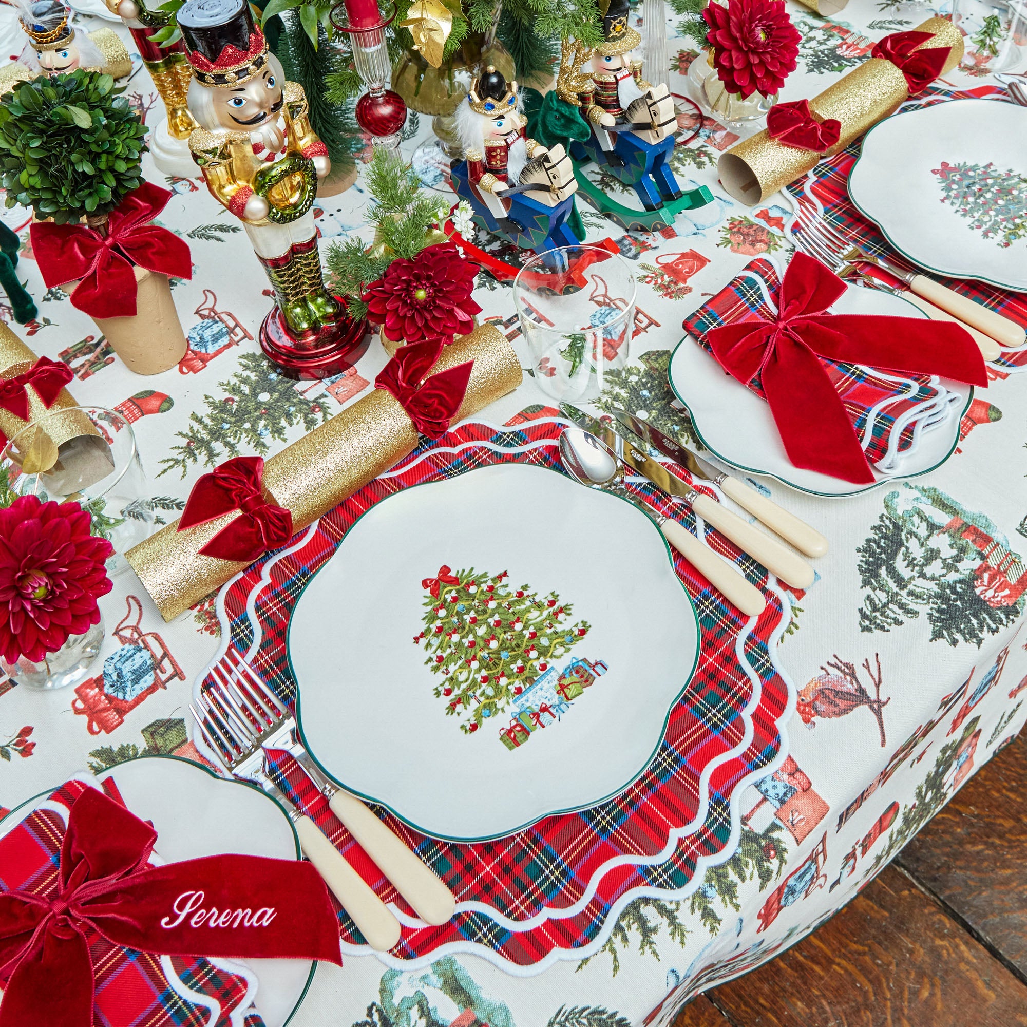 Create a warm and inviting atmosphere with the Christmas Tree Glasses (Set of 4).
