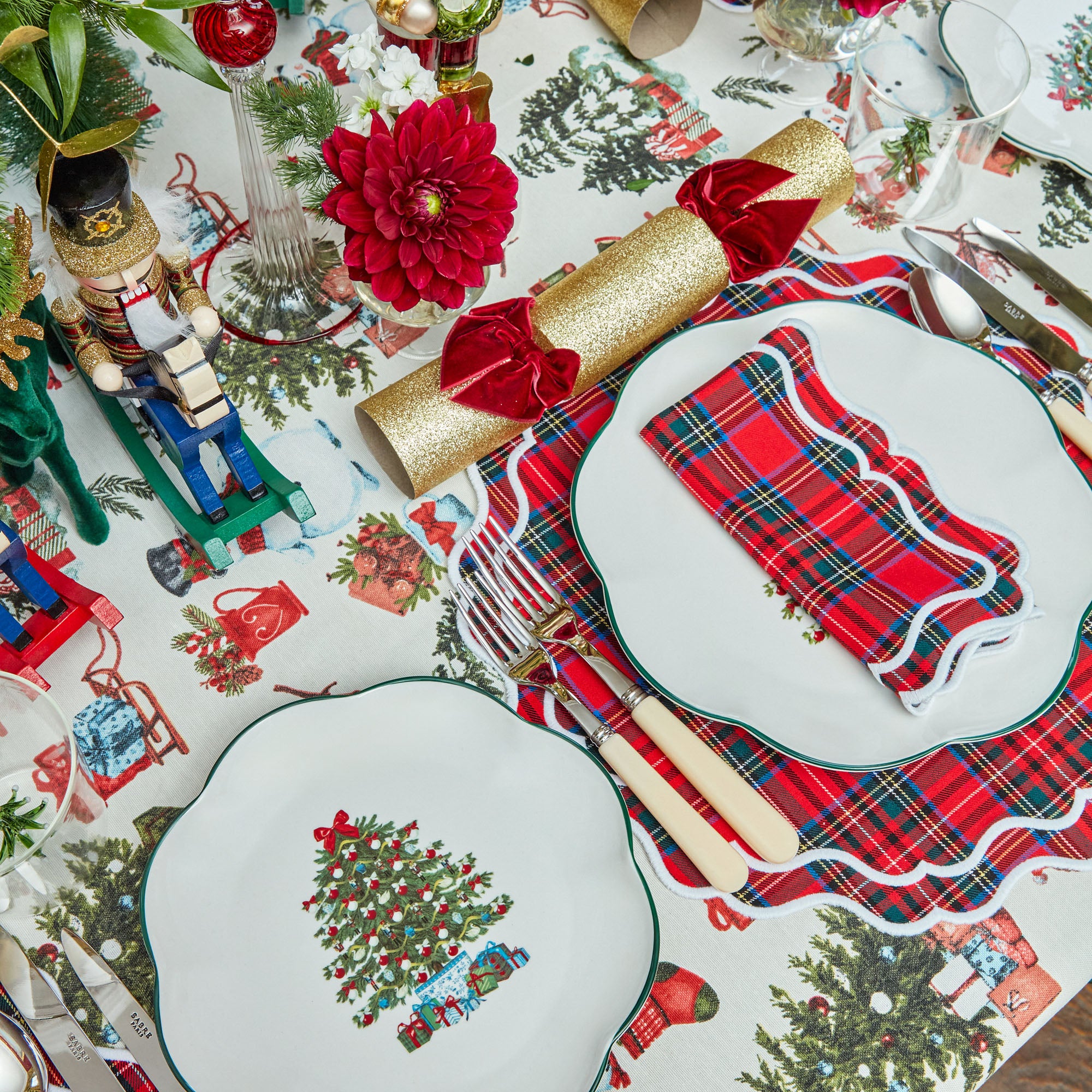 Add a festive touch to your holiday gatherings with the Christmas Tree Jug and Glasses (Set of 4).