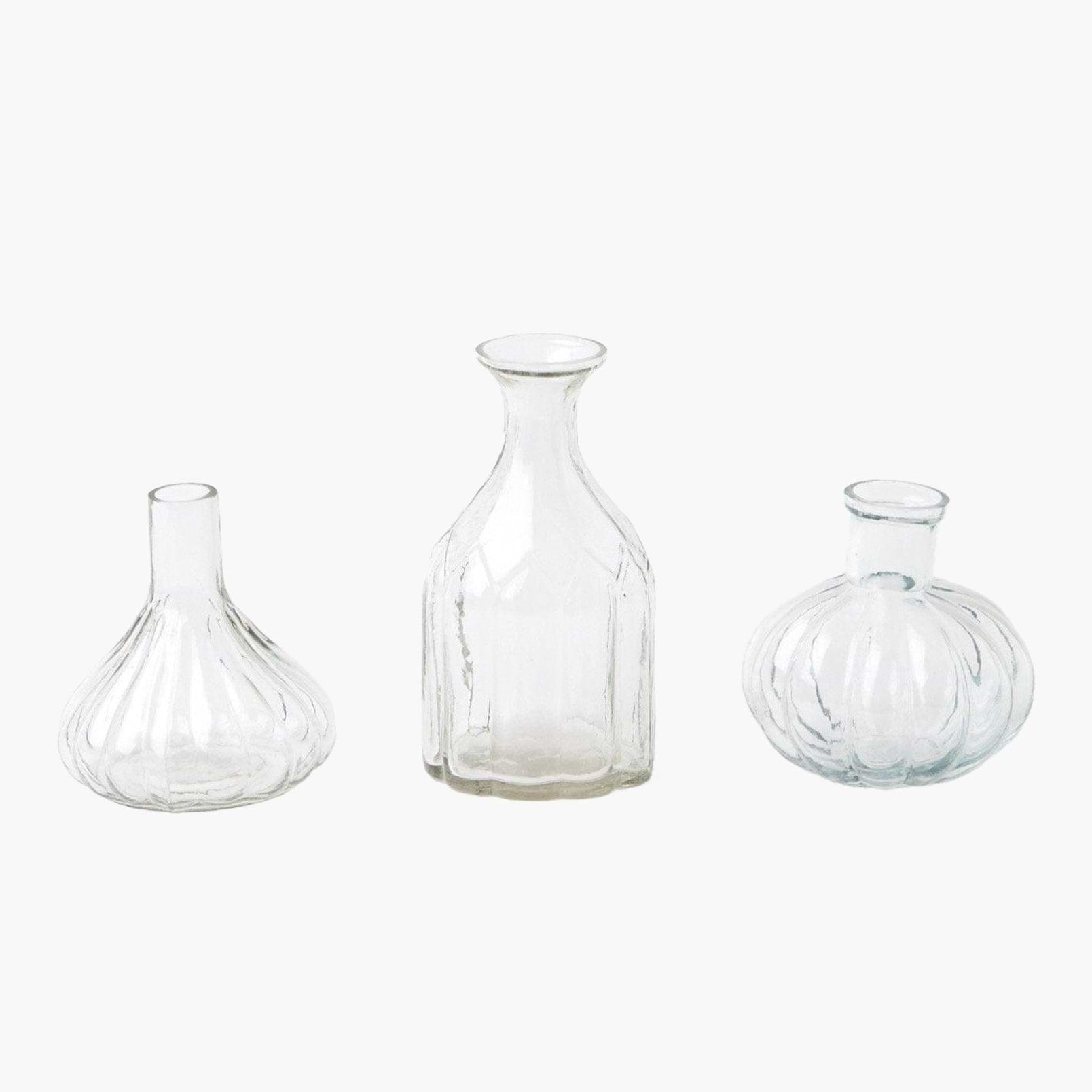 Elevate your romantic gestures with our set of 3 bud vases, adding a touch of elegance to your messages of love.