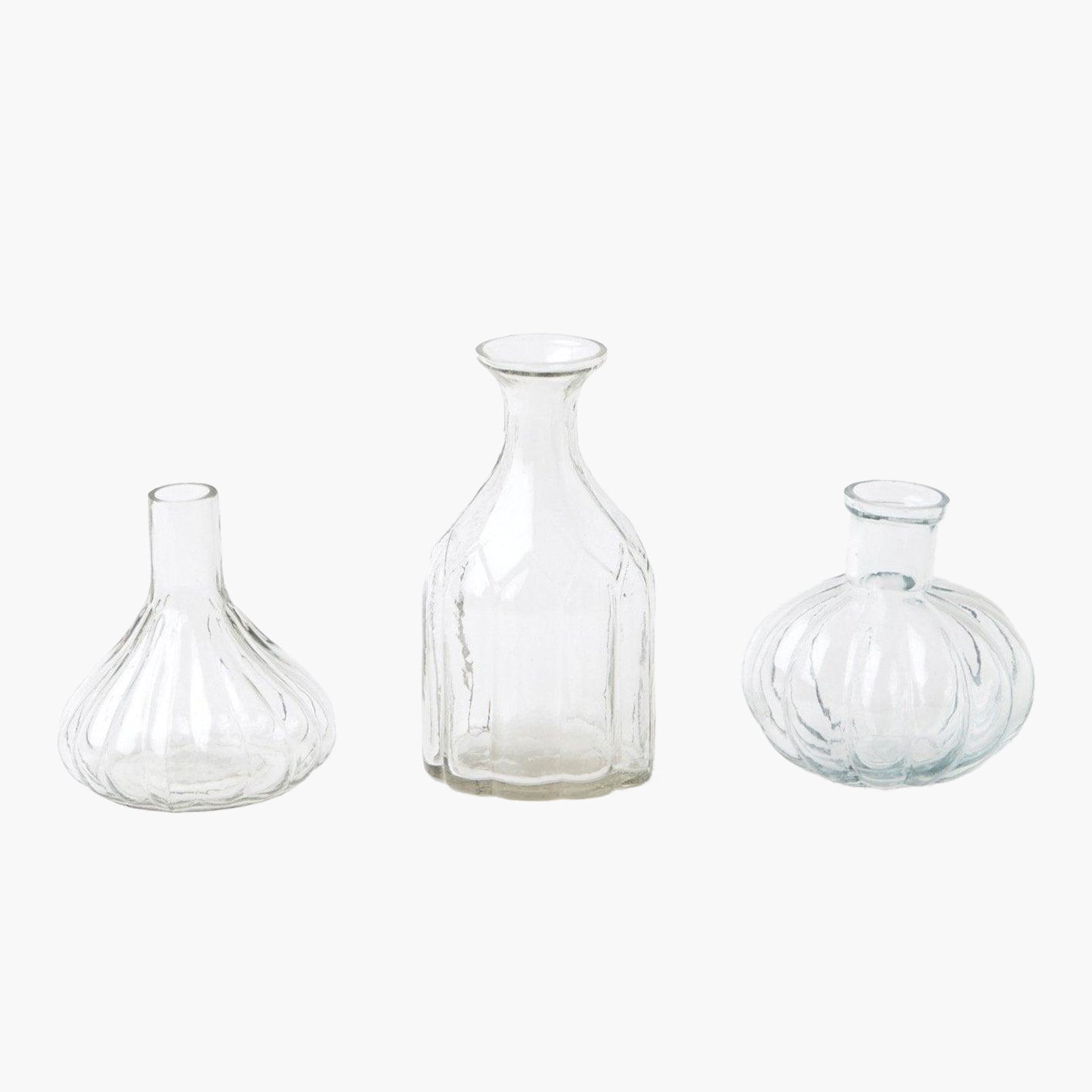 Elevate your romantic gestures with our set of 3 bud vases, adding a touch of elegance to your messages of love.