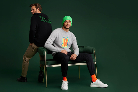 Fondo verde con dos modelos con suéteres.