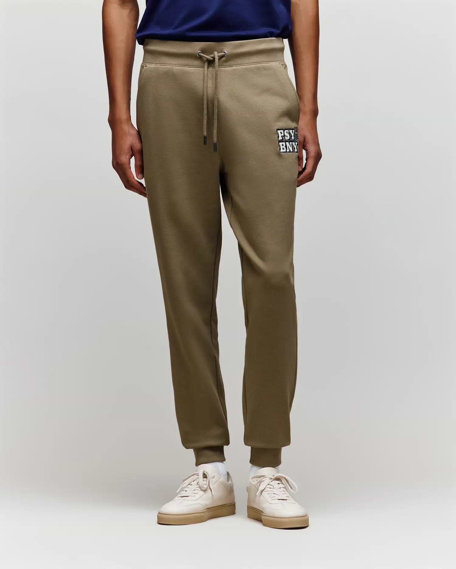 Psycho Bunny パンツ カーキ ロゴプリント ワンタックパンツ Men's Wade Sweatpant in Green | Psycho Bunny