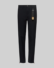 The Psycho Bunny KIDS MATHIEU COMMUTER PANT (KB0600002) features a black straight-leg, classic fit with waistband, button and front zipper. A black tag with keychain and orange label hangs from a belt loop. Shown on a light gray background.