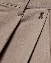 MEN'S WAYDE WIDE-LEG PLEATED PANTS in taupe, featuring a subtle ribbed knit texture, front pleats, and a small dark metal Psycho Bunny skull logo near the waistband. (6)