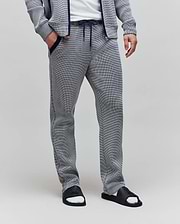 Mens Maxton Two Tone Jogger in a navy and white micro-patterned textured knit, featuring a relaxed fit, navy drawstring waist, and navy trimmed side pockets.