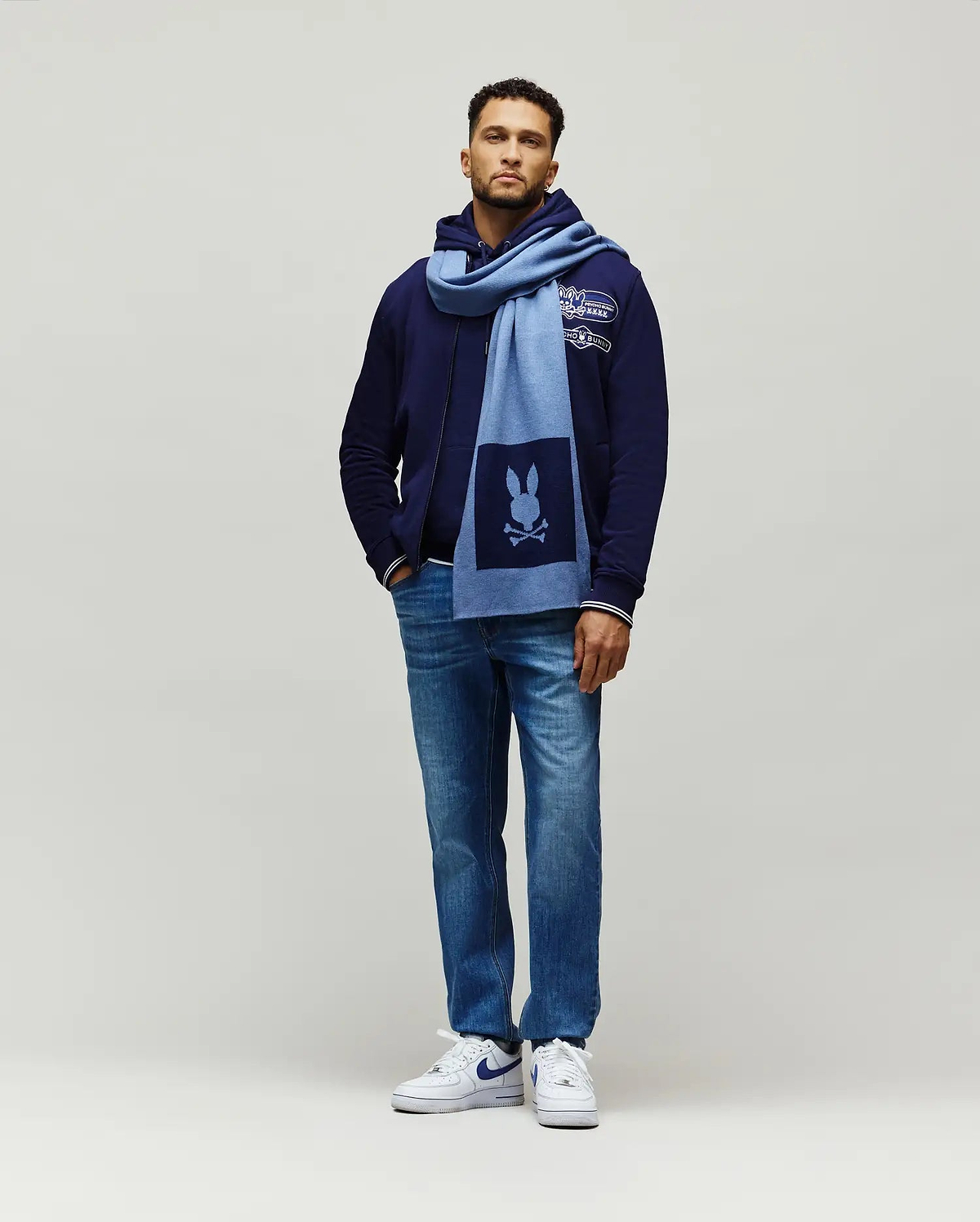 MENS DARIAN SQUARE LOGO SCARF vue 3
