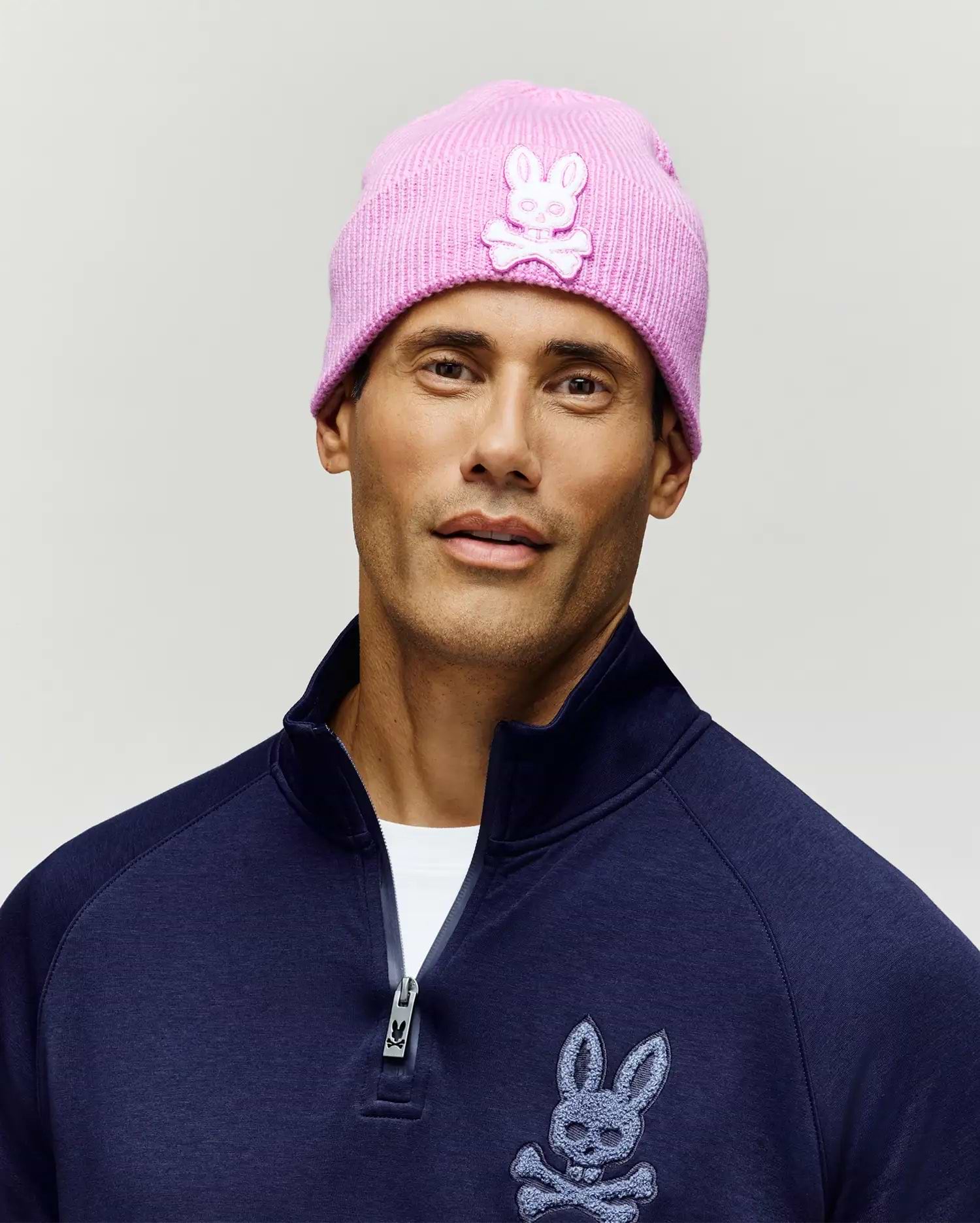 TUQUE AVEC ÉCUSSON EN CHENILLE