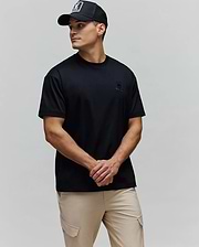 Black Mens Oscar Oversized Tee, crafted from smooth jersey fabric, featuring a relaxed fit and a small, tonal embroidered Psycho Bunny skull and crossbones logo on the left chest.