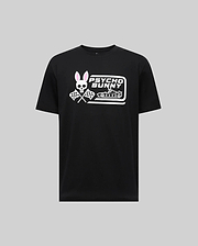 The Psycho Bunny MENS RACING GRAPHIC TEE (MT0200243) is a black Pima cotton shirt with a white skull, pink bunny ears, crossed checkered flags, and racing-themed "Psycho Bunny" logo on the chest—ideal for fans of racing fashion. (1)