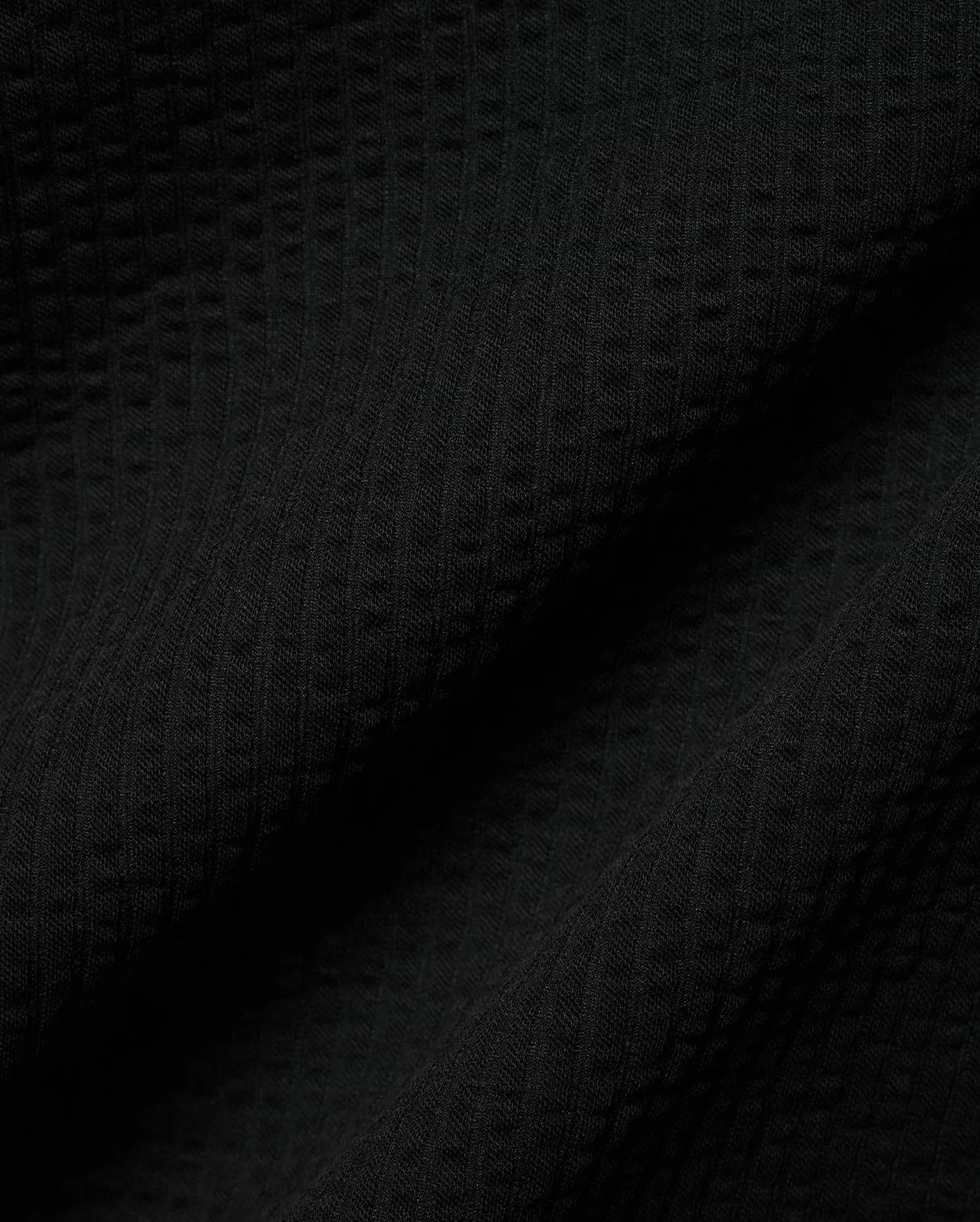 Mens Arlen Relaxed Seersucker Tee, a premium black tee crafted from a distinctive puckered seersucker fabric, offering a relaxed fit and refined streetwear aesthetic. (7)