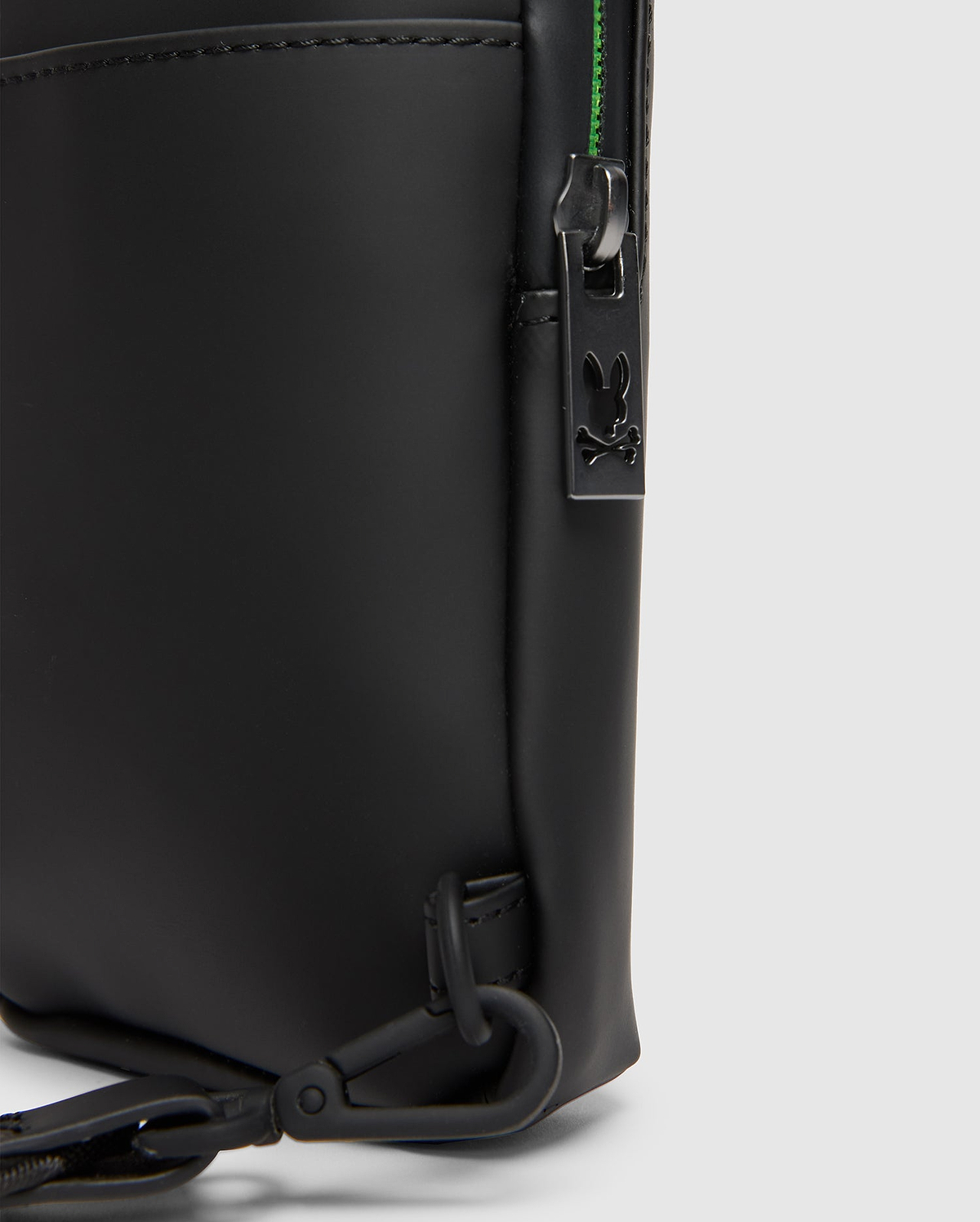 PSYCHO BUNNY ブラックバッグ Men's Rubberized Crossbody in Black | Psycho Bunny