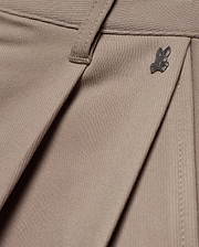 MEN'S WAYDE WIDE-LEG PLEATED PANTS in taupe, featuring a subtle ribbed knit texture, front pleats, and a small dark metal Psycho Bunny skull logo near the waistband. (6)