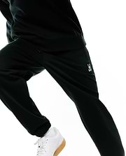 MENS TERRENCE BRUSHED FLEECE SWEATPANT in black, featuring a relaxed fit, cuffed ankles, and a small, white embroidered Psycho Bunny skull logo on the left thigh.