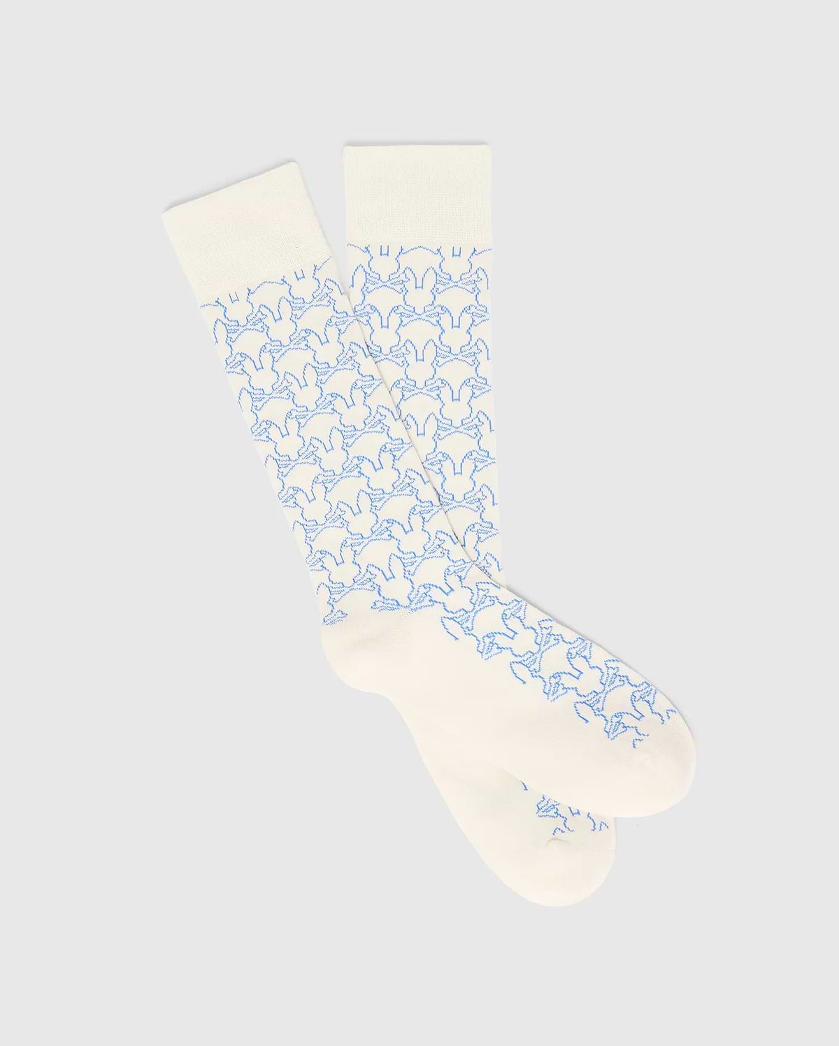 Mens Outline Bunny Dress Sock in cream with a vibrant light blue all-over embroidered Psycho Bunny skull logo pattern, crafted from a smooth knit fabric. (1)