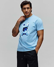 Mens Ara Graphic Tee, light blue classic fit jersey knit t-shirt featuring a large, central chest graphic of the Psycho Bunny skull logo in a faceted blue and white design.