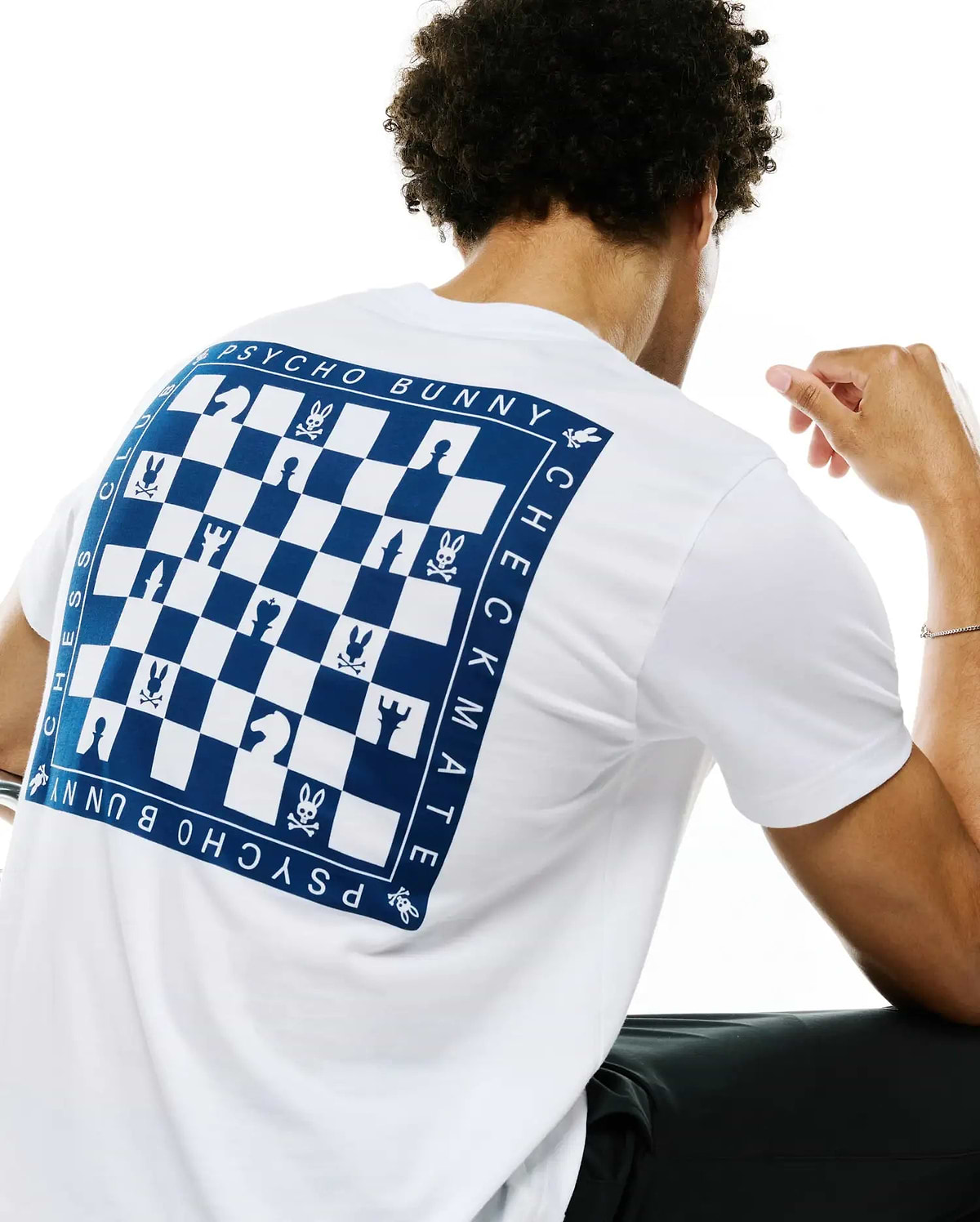 HERREN-KNIGHT-T-SHIRT AUS PIMA-BAUMWOLLE MIT RÜCKEN-GRAFIK – MT0200386