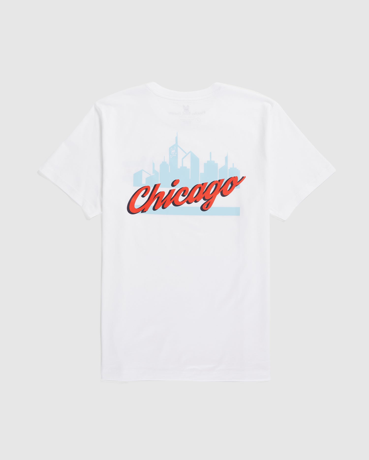 Discover the allure of Psycho Bunny's MENS CHICAGO CITY TEE - B6U551W1PC, crafted from soft Pima cotton jersey. This white t-shirt features a light blue outline of Chicago's skyline with "Chicago" prominently scripted in red across the front, complemented by a subtle bunny logo for a playful touch.