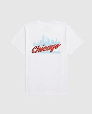 Discover the allure of Psycho Bunny's MENS CHICAGO CITY TEE - B6U551W1PC, crafted from soft Pima cotton jersey. This white t-shirt features a light blue outline of Chicago's skyline with "Chicago" prominently scripted in red across the front, complemented by a subtle bunny logo for a playful touch.