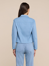 Modella ripresa di schiena, con indosso una giacca Janelle dal taglio aderente in denim azzurro e jeans abbinati.