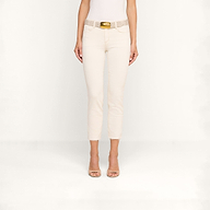 Una persona indossa un paio di jeans Sada Slim-Leg Cropped in denim elasticizzato di alta qualità, un top bianco aderente, una cintura beige con una grande fibbia dorata e scarpe con tacco beige a punta aperta, in piedi davanti a uno sfondo beige a tinta unita.