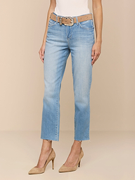 Une personne se tient debout sur un fond neutre, portant le jean cropped Slim-Leg Sada en délavage clair avec des ourlets bruts, associé à une ceinture beige, un top blanc et des chaussures à talons hauts beiges.