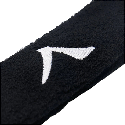 Close-up of a black textured fabric wristband, made from absorbent material for comfort, with an embroidered white right-pointing arrow. The plain white background accentuates its texture and design. An ideal companion for your Kanso 4cm Headband - Black.
