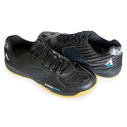The Karakal Super Pro Indoor Court Badminton Shoes in black feature blue hexagonal accents and yellow soles. With "Super Pro" branding and an asymmetric lace system, these sleek shoes from Karakal are perfect for enhancing your performance on the court.
