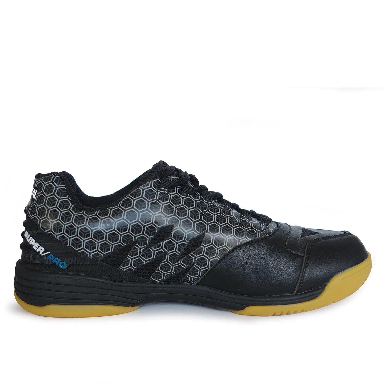 The Karakal Super Pro Indoor Court Badminton Shoes, designed by Karakal, flaunt a striking black design with a unique hexagonal pattern and a gum-yellow sole. These shoes feature an asymmetric lace system and proudly display "SUPERPRO" in blue and white on the side, engineered for peak athletic performance on indoor courts.