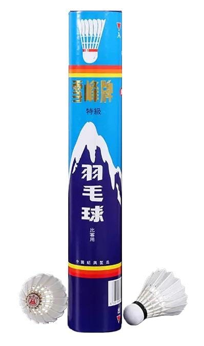 A blue cylindrical container from Snowpeak, featuring mountain designs and foreign text, contains BWF-approved Snowpeak C1101 Feather Shuttles in white. In front of the container, one shuttlecock stands upright while another lies on its side.