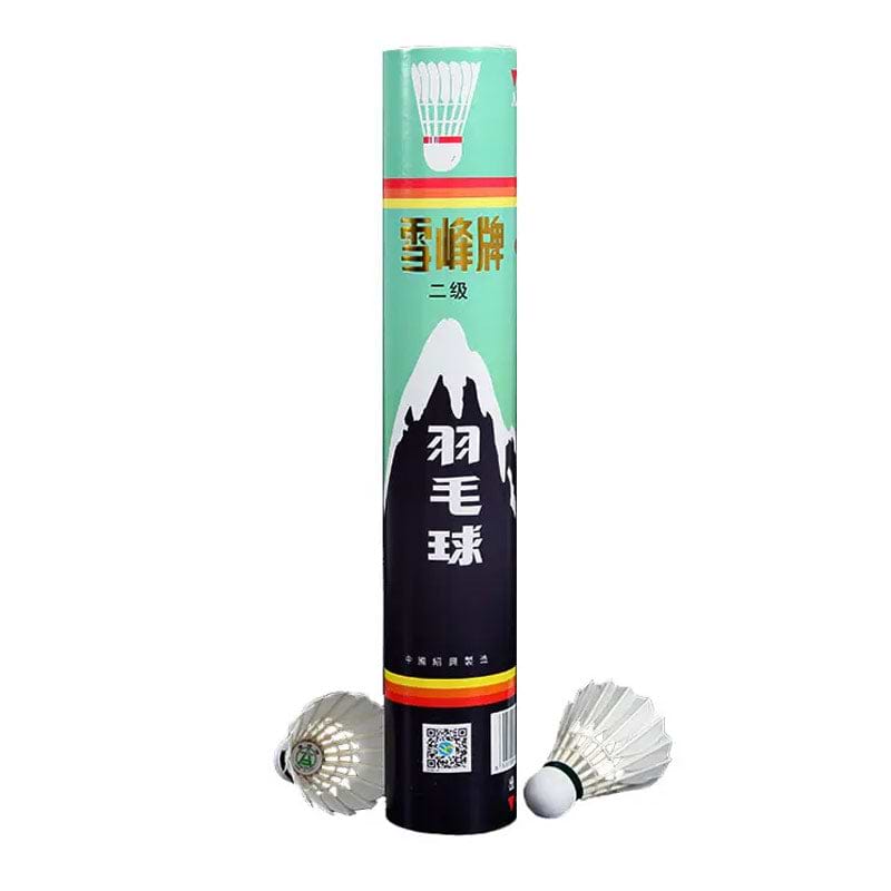 A Snowpeak C1136 cylindrical tube with Chinese text and a mountain graphic holds 12 tournament-grade goose feather shuttlecocks. Two white, BWF-approved Snowpeak feather shuttles are displayed in front of the tube.