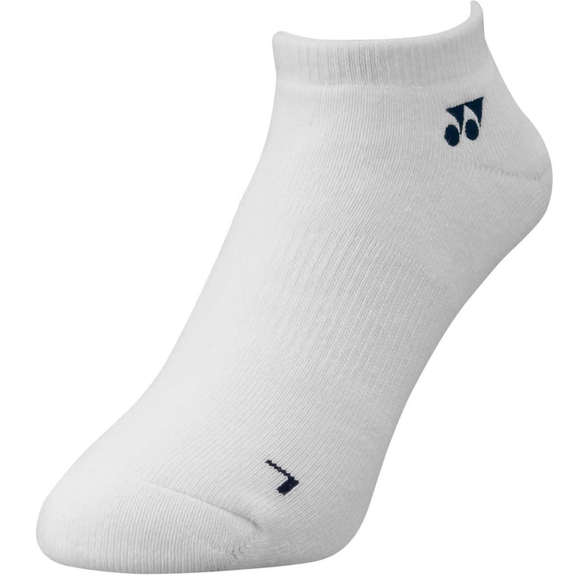 Introducing the Yonex 19121EX 3D ERGO White Low Cut Badminton Socks, which offer superior cushioning and feature a small black logo near the top along with a letter "L" at the toe. These ventilated socks are elegantly displayed on a plain white background.