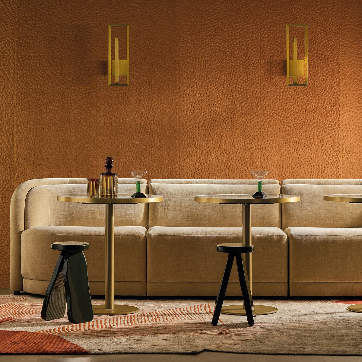 Erosion wallpaper collection van Casamance: 3D relief, stilte and Franse paintijning