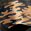 Amara behang Premium Silk Gold behang in T11101 van Tuskara