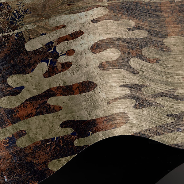 Amara behang Premium Silk Silver behang in T11102 van Tuskara