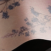 Dust & Petals behang Linen Textile behang in T11107 van Tuskara