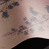 Dust & Petals behang Linen Textile behang in T11107 van Tuskara