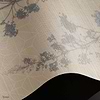 Dust & Petals behang Natural Grasscloth behang in T11108 van Tuskara