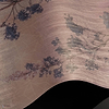Dust & Petals behang Premium Silk Silver behang in T11107 van Tuskara