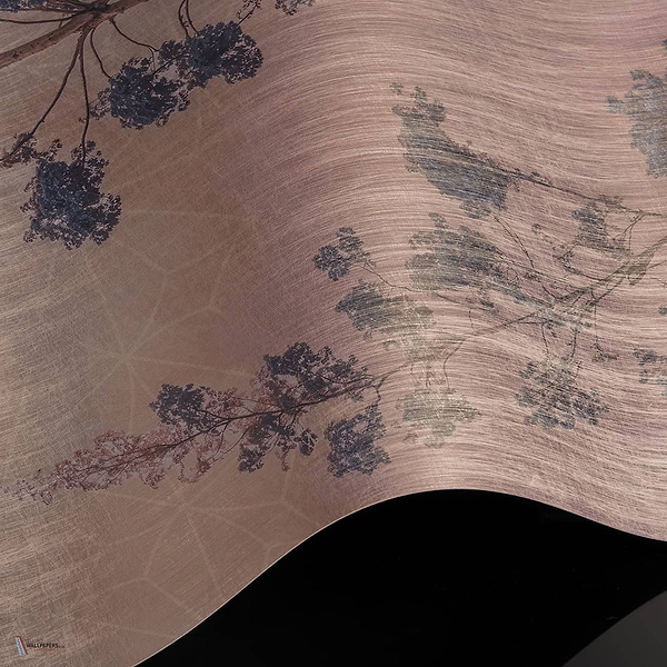 Dust & Petals behang Premium Silk Silver behang in T11107 van Tuskara