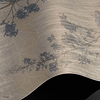 Dust & Petals behang Premium Silk Silver behang in T11108 van Tuskara