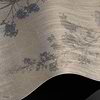 Dust & Petals behang Premium Silk Silver behang in T11108 van Tuskara