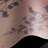 Dust & Petals behang Raw Vinyl behang in T11107 van Tuskara