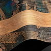 Kulani behang Premium Silk Gold behang in T11005 van Tuskara