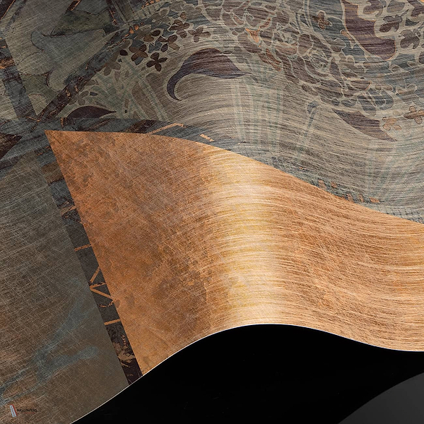 Neptunes Royalty behang Premium Silk Gold behang in T11080 van Tuskara