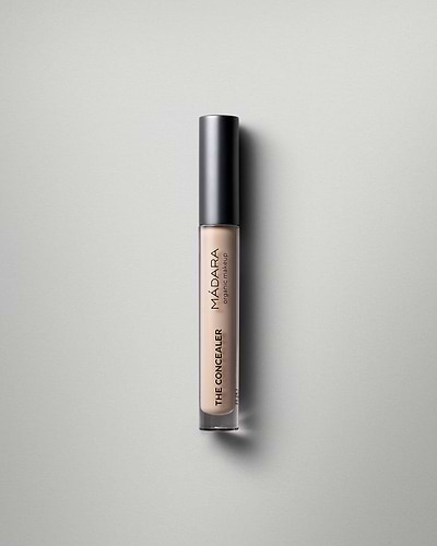 MÁDARA Organic Skincare concealer vanilla madara A6100 concealer product photo on plain background.