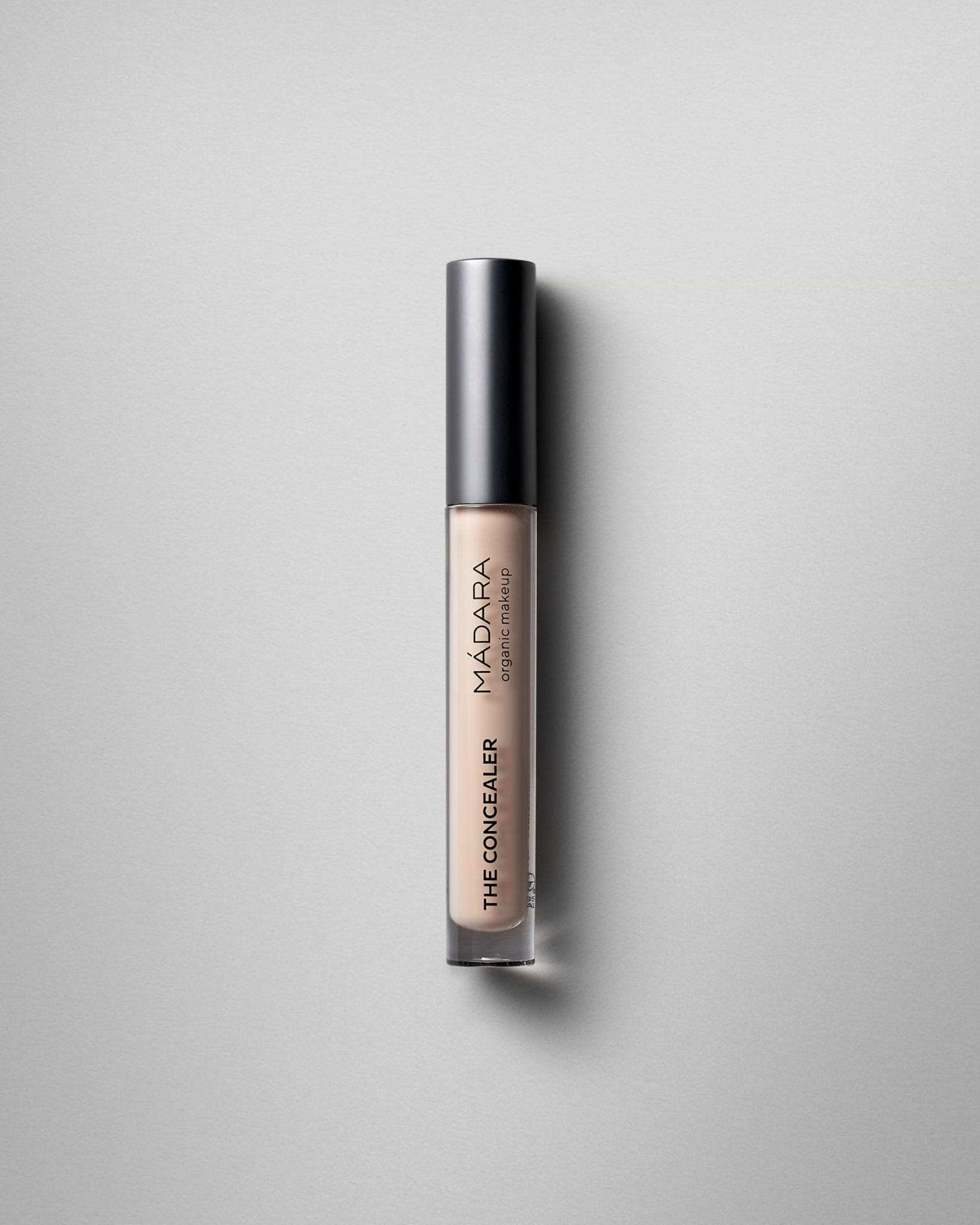 MÁDARA Organic Skincare concealer vanilla madara A6100 concealer product photo on plain background.