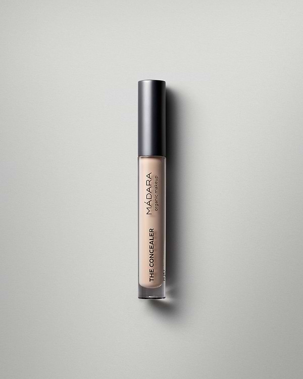 MÁDARA Organic Skincare concealer vanilla madara A6100 concealer product photo on plain background.
