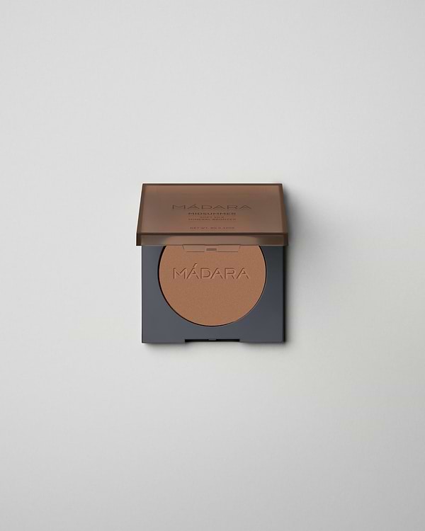 MÁDARA Organic Skincare soft silk mineral bronzer A6841 product photo on plain background.